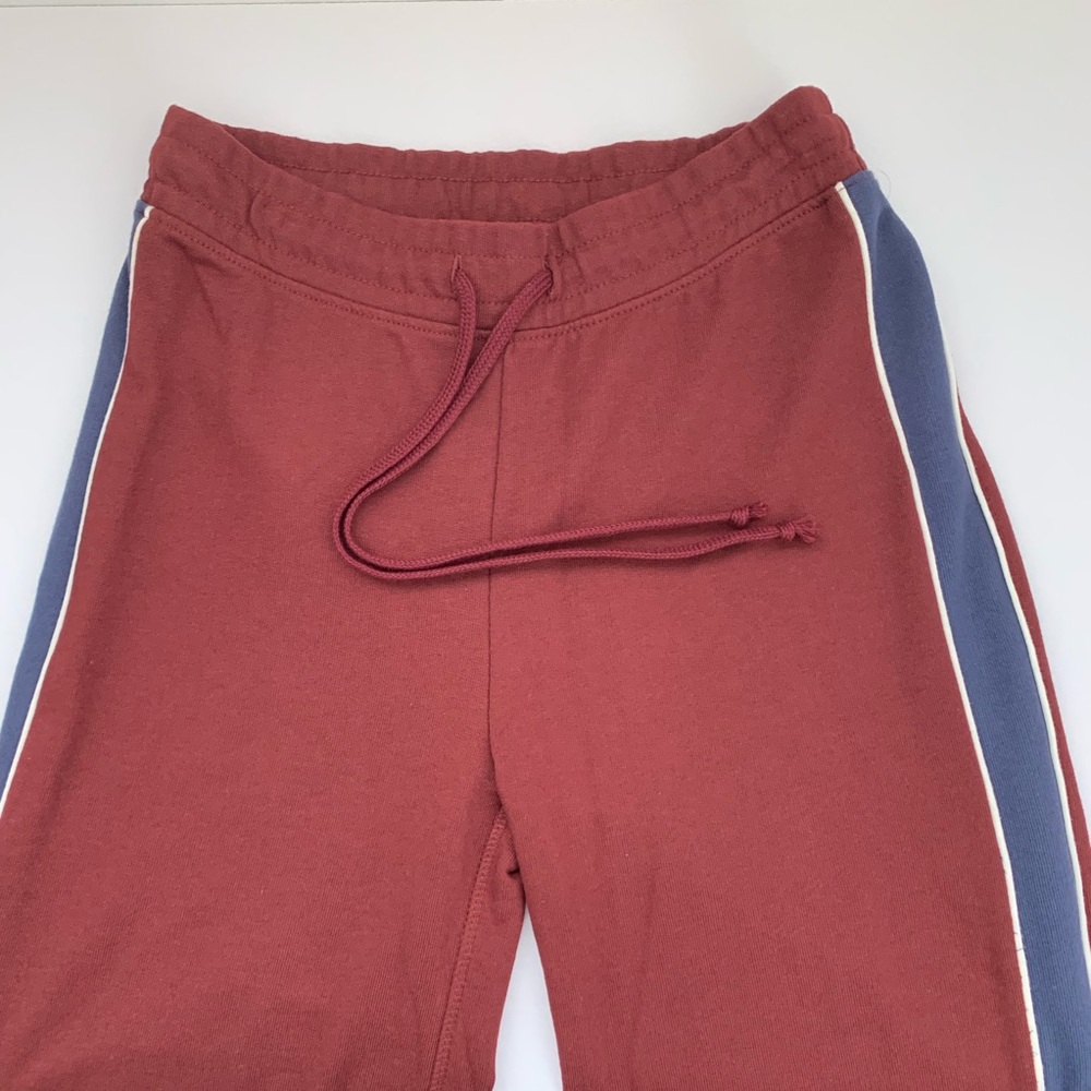 Sweats by Alternative small zipper at bottom k1